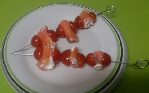 Brocheta con cherry y salmón