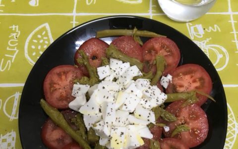 Ensalada de tomate, trigueros y ricotta