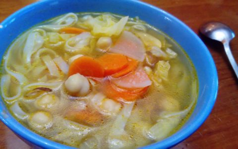 Sopa oriental de verduras y pollo